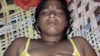 पीले ब्रा वाली रंडी की चुदाई का मजा लेते हुए एक्सवीडियो