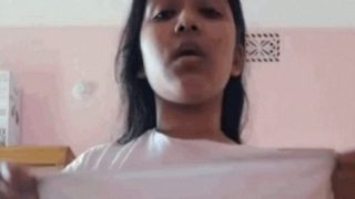 बेहद गर्म और कामुक देसी महिला का सेक्सी स्ट्रिपटीज अश्लील वीडियो