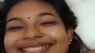 भारतीय अश्लील वीडियो में एक लड़की अपने जीवन का पहला सेक्स का मजा लेती हुई