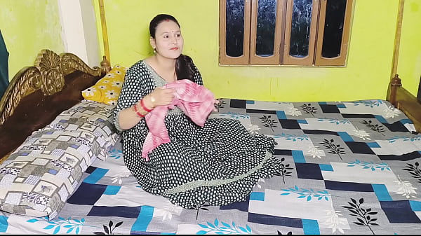 गर्म देशी माँ अपने सौतेले बेटे के साथ जोशीला जंगली संभोग करती है