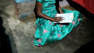 गर्म देशी भाभी किताब पढ़ते हुए अपने टीचर को चोदती है