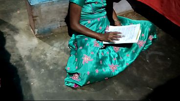 गर्म देशी भाभी किताब पढ़ते हुए अपने टीचर को चोदती है