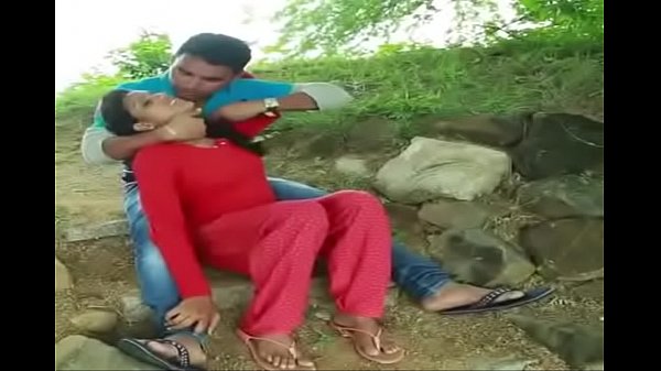 गरमा-गरम देसी चुंबन और छातियों का जोरदार दबाव