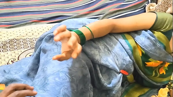 गर्म भारतीय बीवी दोस्त के साथ धोखा देकर चुदाई करती है
