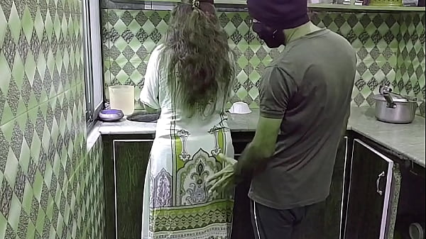 किचन में व्यस्त देसी भाभी का रसीला चुदाई का मजा, हिंदी आवाज में