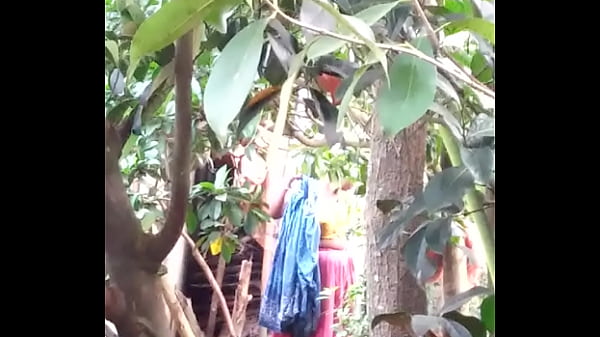 गर्म भारतीय औरतें नहाते हुए