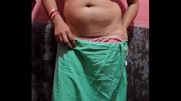 देसी बीवी अपनी चूत मुंडवा रही है