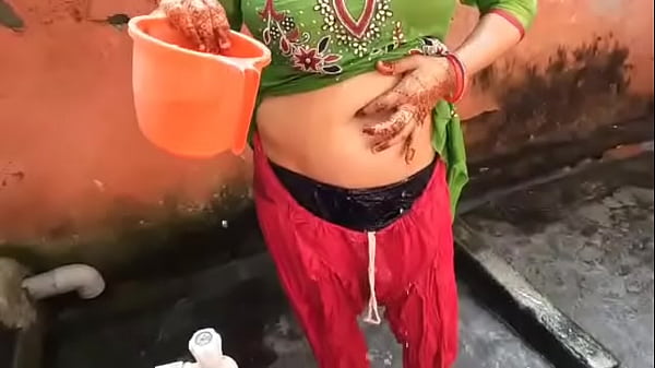 गांव की देसी मिल्फ नंगी औरत बाहर नहाते हुए