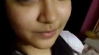 छाती उघार कर नंगी नाच रही है देसी लड़की