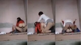 टूटे घर में चुदाई करता है देसी नंगी लड़की का प्रेमी