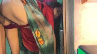 भारतीय सेक्स वीडियो: एक खूबसूरत बीवी रंडी की तरह चुदाई करती हुई