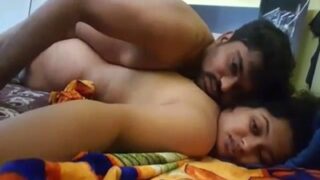 रात की गर्मी में युवा जोड़े का बेडरूम Mms वीडियो