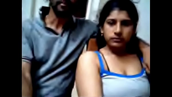 बेडरूम में वेबकैम पर नंगा होकर मस्ती करते देसी जोड़े