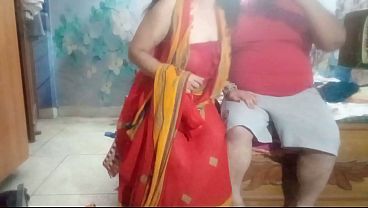गर्म देशी भाभी घर में अकेले जवान देवर के साथ मज़े लेती है, पति बाहर होते ही चलने लगा गरमा-गरम अंदाज़!