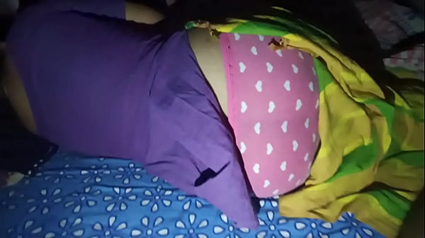 गांडू देसी भाभी की मोटी गांद सलवार में दबी हुई
