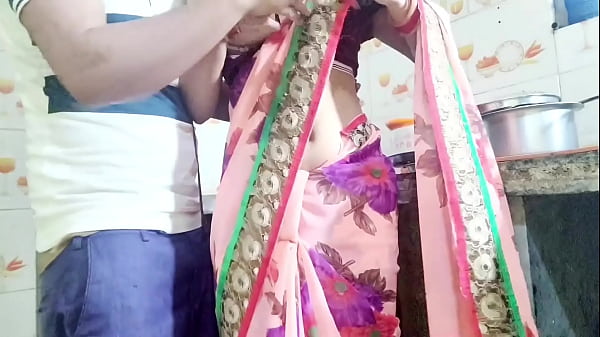 भाभी बर्तन धो रही थी तभी देवर ने आकर उसकी चूत माँग ली, सुनकर भाभी की चूत गीली हो गई।