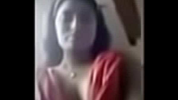 भारतीय महिलाओं के उभार दिखाते हुए