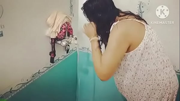 गर्म देसी नहाने का मज़ा