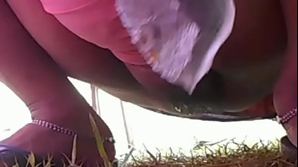 गर्म देसी लड़की का पेशाब करना