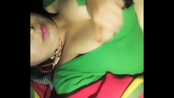 देसी आंटी के भरे हुए मम्मे दिखा रही है