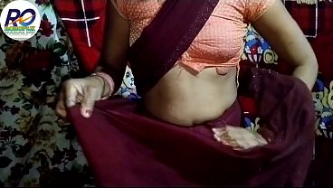 भारतीय देसी भाभी ने नंगी होकर अपनी चूत घोड़ी की तरह चुदवाई और पीछे से गांड में हिलाते हुए हाथ से मसलवाई, गरम साड़ी उतारकर पूरी तरह नंगी हो गई