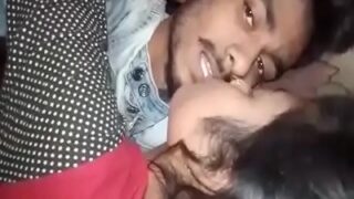 इंडियन देसी बॉय अपनी गर्लफ्रेंड के साथ रिकॉर्ड करता है उसकी हॉट Mms