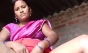 गाँव की आंटी चक्की खोलकर दिखा रही है