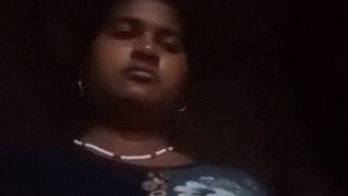 गाँव की औरत कपड़े उतारती हुई अकेली वीडियो