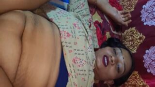 पति ने बीवी को जगाकर उसकी चुदाई का देसी वीडियो बनाया