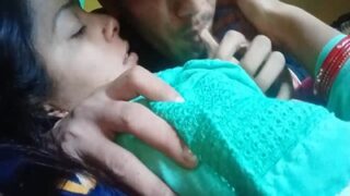 बेवफा बीवी अपने यार को चूमती है और उससे अपने दूध चुसवाती है