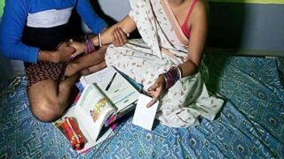 मास्टरबेटी अपने छात्र के लंड को मजे से चूसती हुई सेक्स वीडियो में