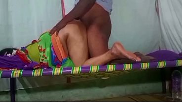 देसी साड़ी वाली आंटी का घर पर कुत्ते की तरह चोदाई का मजा