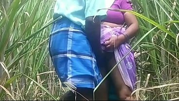 गाँव के जंगल में खुले आसमान के नीचे मर्द और औरत की गर्मागर्म चुदाई