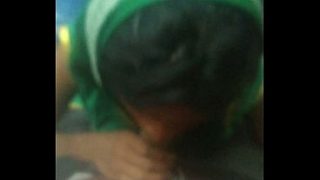 देसी आंटी भिखारन लोकल ट्रेन में चुदासी