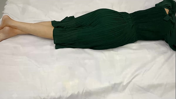 मेरी 18 साल की सौतेली बहन कमरे में अकेली थी, मैं भी रात को उसके कमरे में गया और उसकी चूत चोदी।