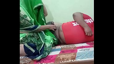 देसी भारतीय जोड़ा बेडरूम में जोरदार चुदाई कर रहा है