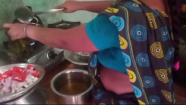 भारतीय गृहिणी अपने प्रेमी के साथ रसोई में गर्मागर्म चुदाई करती है
