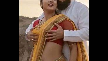 देसी भाभी की साड़ी में दबे दूध, उठती साँसों का रोमांस