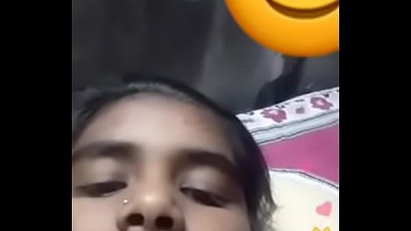 देसी लड़की कैमरे पर अपने दूध के कटोरे दिखा रही है