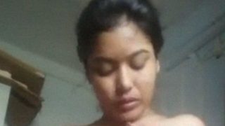 देसी रसीली जवानी अपने उभारों को सहला रही है