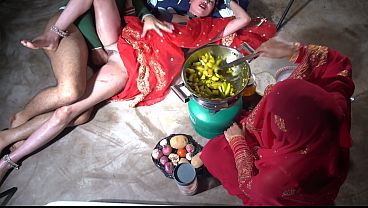 Xxx भारतीय स्टेप माँ की रसोई में जोरदार चुदाई, गंदी हिंदी बातें और गर्म मौसम